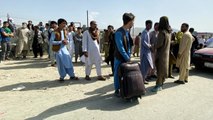 Afgan halkının Kabil Havalimanı'ndaki bekleyişi sürüyor
