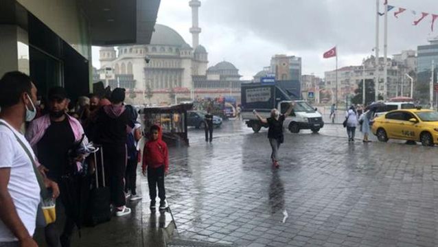 Taksim'de aniden bastıran sağanak yağış vatandaşlara zor anlar yaşattı