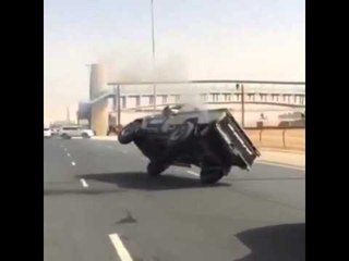 شاب متهور يستعرض بسيارته في دبي