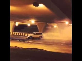 مواطن  يستعرص بسيارته