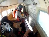 Un sauteur en parachute assommé en pleine descente est sauvé par son collègue de justesse...