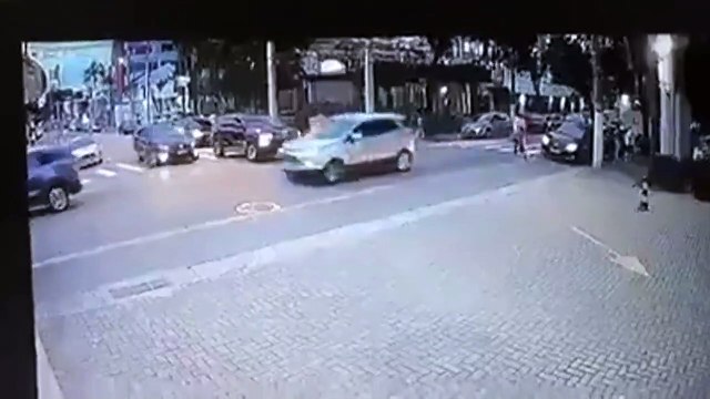 Un conducteur en colère va vite regretter son geste... bad karma