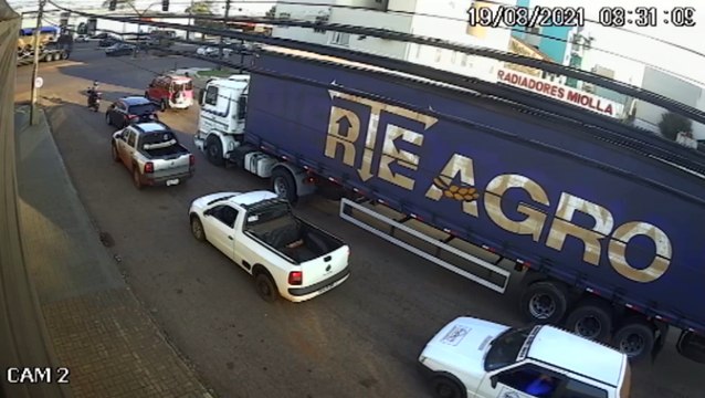 Vídeo mostra colisão traseira que deixou mulher ferida na Avenida Carlos Gomes