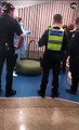 Así arranca la policía a una niña australiana de los brazos de su padre para inocularla a la fuerza