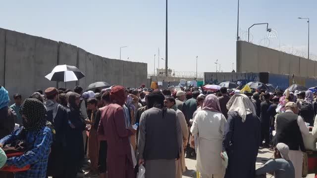 Kabil Havalimanı çevresinde, tahliye umuduyla bekleyiş sürüyor