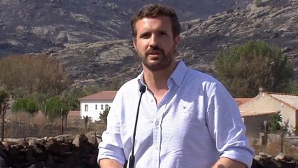 Casado visita la zona del incendio de Navalacruz y destaca el "carácter recio" de los vecinos que afrontan la situación "sin reproches"