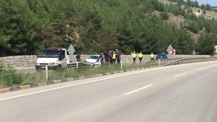 Son dakika haber... 2 otomobilin çarpıştığı kazada 5 kişi yaralandı