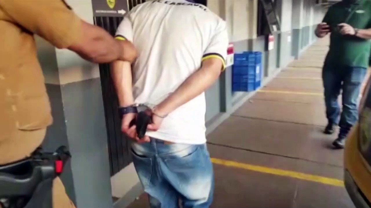 Homem é flagrado tentando furtar roupas em loja no Centro