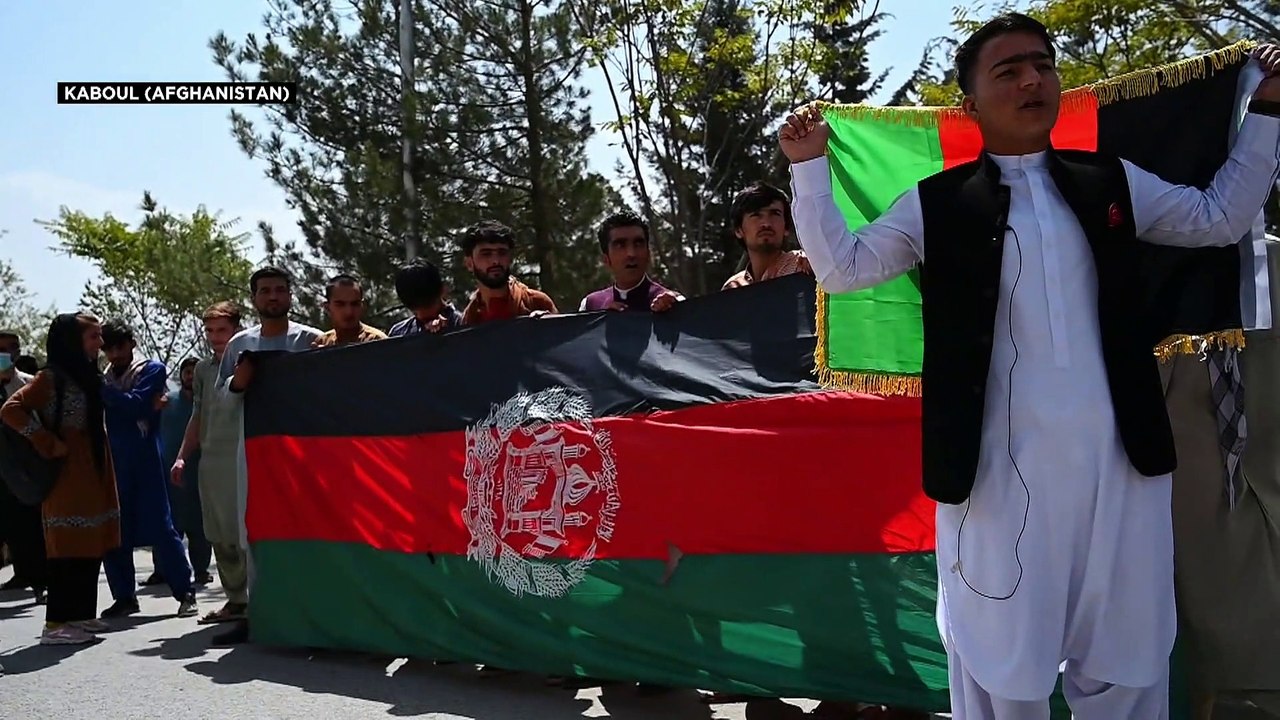 Les Afghans défient les Talibans et manifestent avec le drapeau national