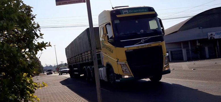VOLVO FH 460 8X2 GLOBETROTTER I-SHIFT AMARELO CARRETA LIBRELATO ECO+ GRANELEIRO 7 EIXOS BRAMBILA