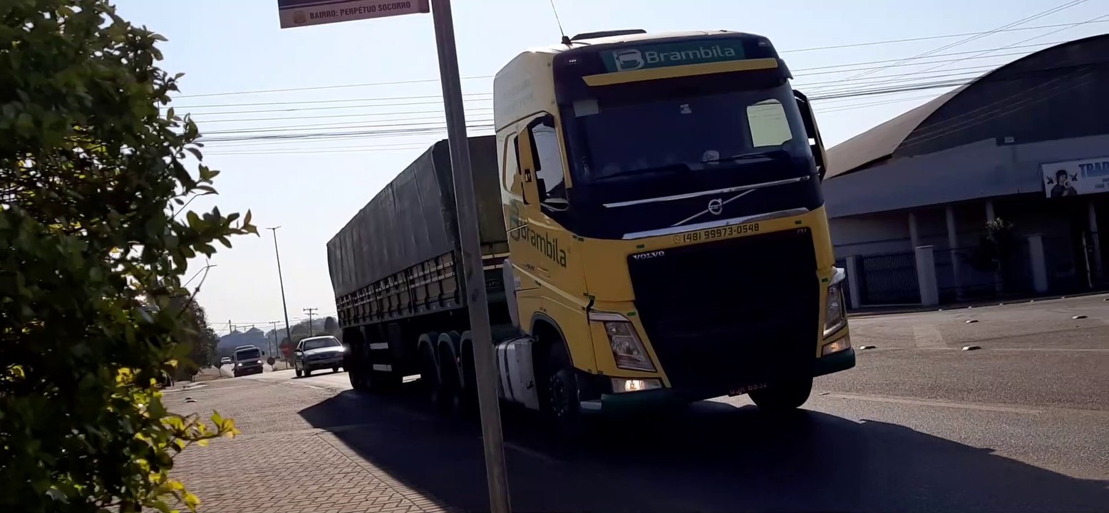 VOLVO FH 460 8X2 GLOBETROTTER I-SHIFT AMARELO CARRETA LIBRELATO ECO+ GRANELEIRO 7 EIXOS BRAMBILA