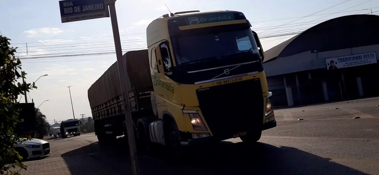 VOLVO FH 460 8X2 GLOBETROTTER I-SHIFT AMARELO CARRETA LIBRELATO ECO+ GRANELEIRO 7 EIXOS BRAMBILA