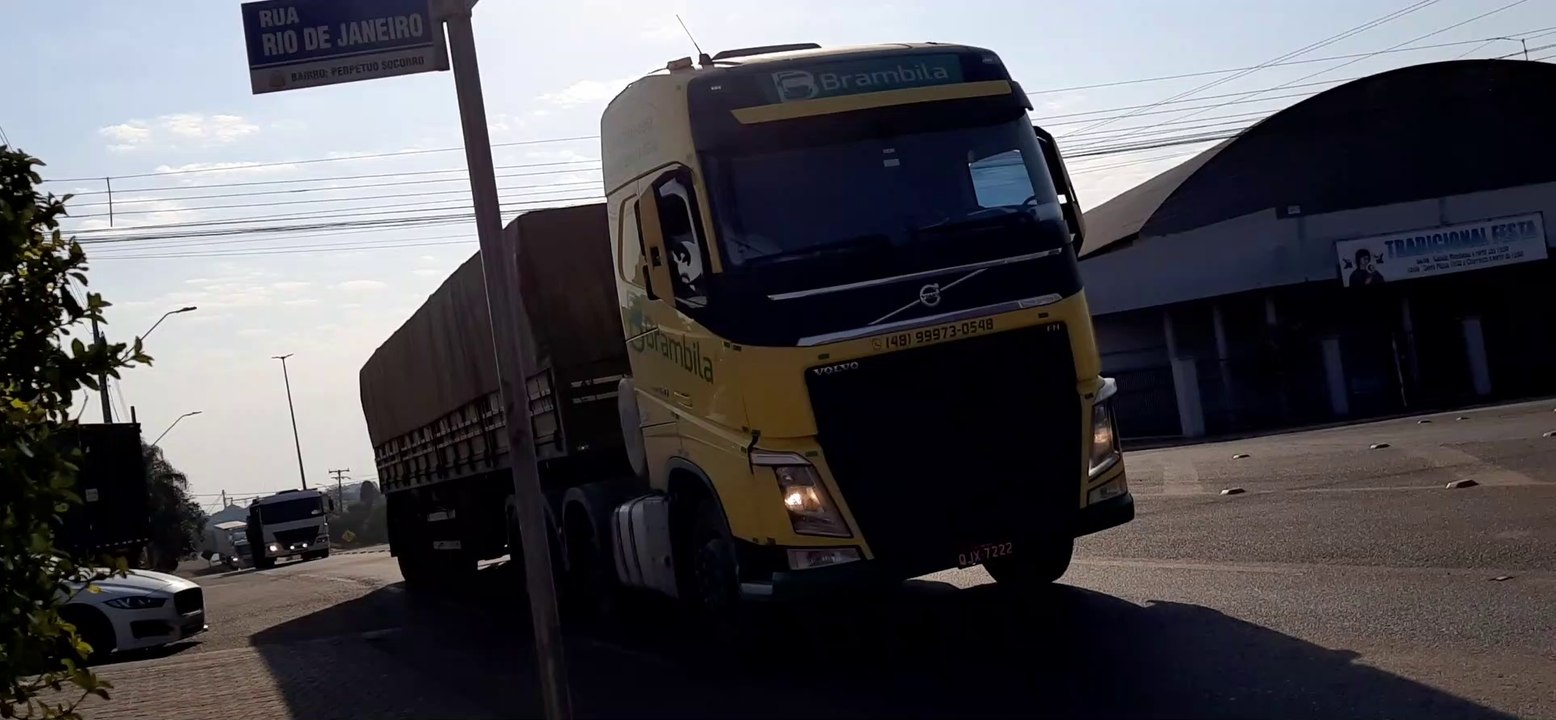 VOLVO FH 460 8X2 GLOBETROTTER I-SHIFT AMARELO CARRETA LIBRELATO ECO+ GRANELEIRO 7 EIXOS BRAMBILA