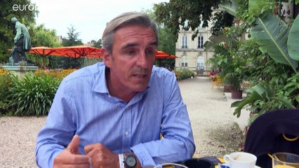 Una pulsera que abre puertas, frente a las restricciones por la COVID en Burdeos, Francia