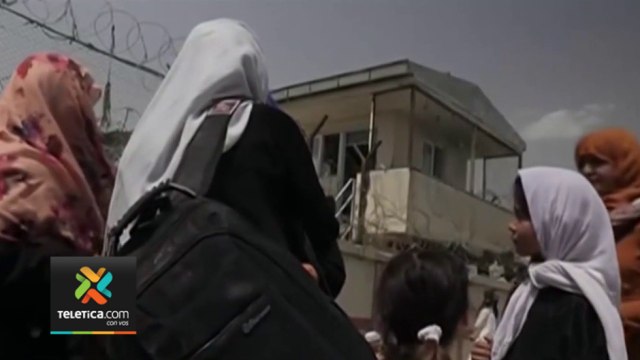 Muchas mujeres intentan salir de Afganistán ya que no creen en las promesas de los talibanes