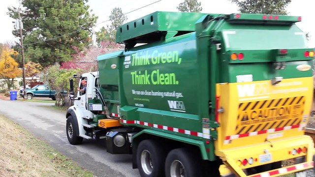 Blippi recicla con los camiones de la basura | Videos de vehículos para niños part 1