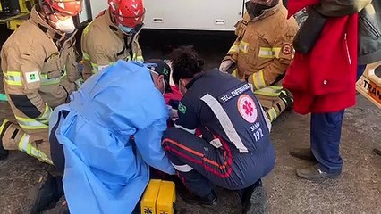 Idosa é atropelada na rodoviária e vai parar embaixo de ônibus