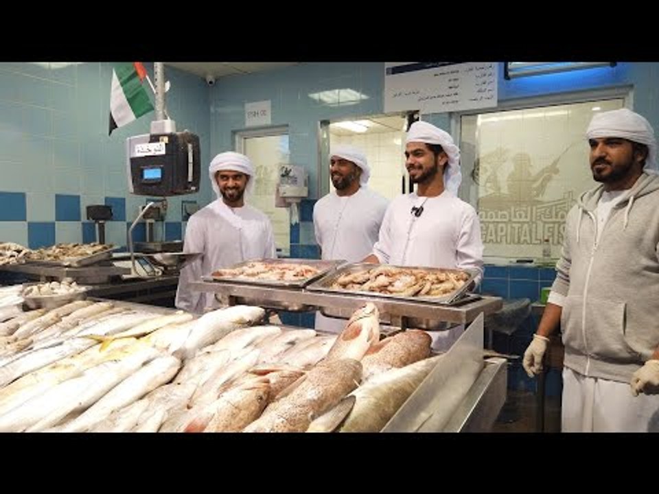 مواطنون في سوق السمك