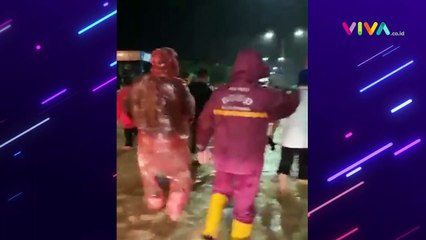 Warga Padang Terjebak Banjir, Masjid dan RS Ikut Terendam