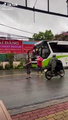 Đội trực chốt số hưởng: Bà con thi nhau mang đồ ngon đến bồi bổ