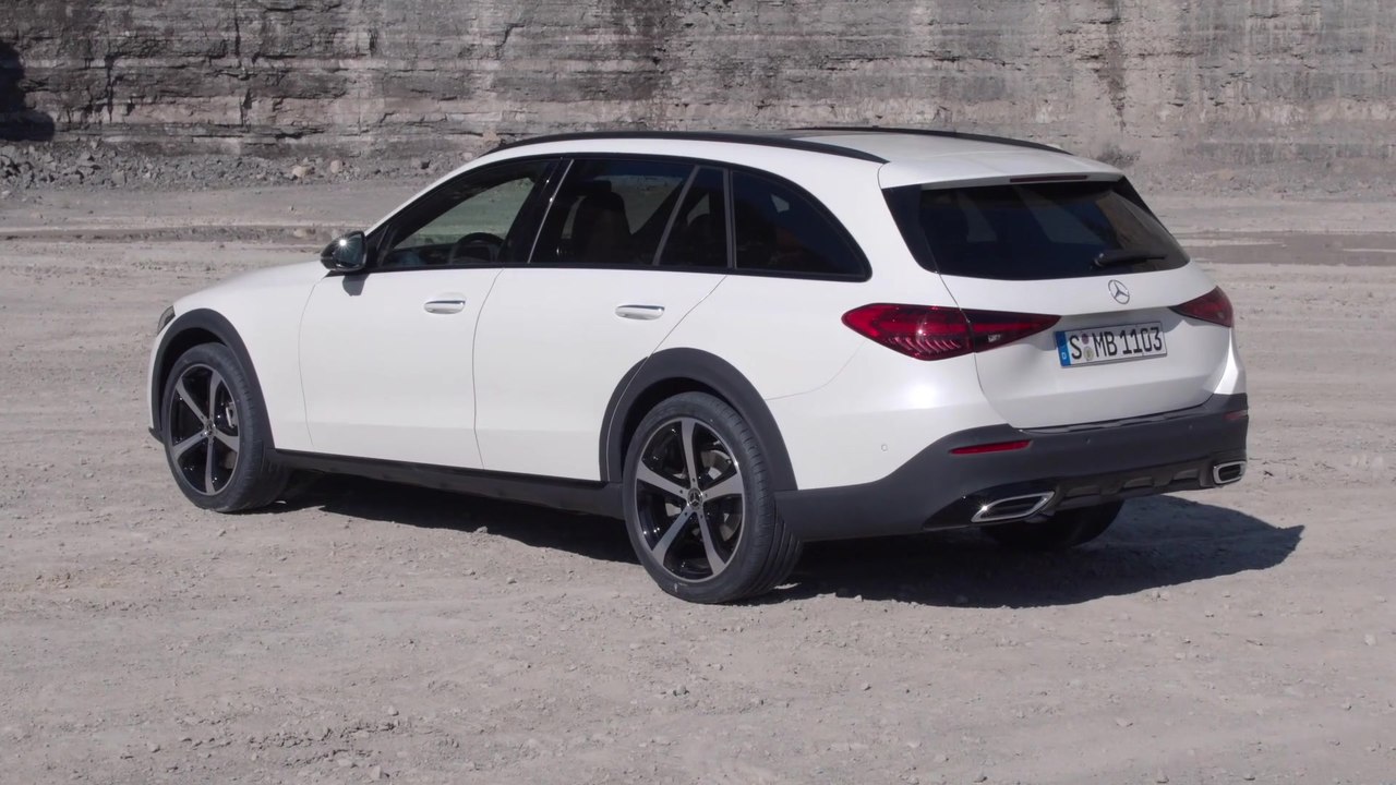 Lässig in leichtem Gelände unterwegs - das neue Mercedes-Benz C-Klasse T-Modell als All-Terrain