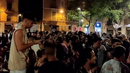 Asistentes a las fiestas de Gràcia, en Barcelona, en la primera noche sin toque de queda