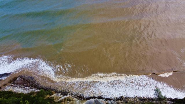 Sel bölgesinde etkili olan sağanak yağış denizi kahverengiye bürüdü