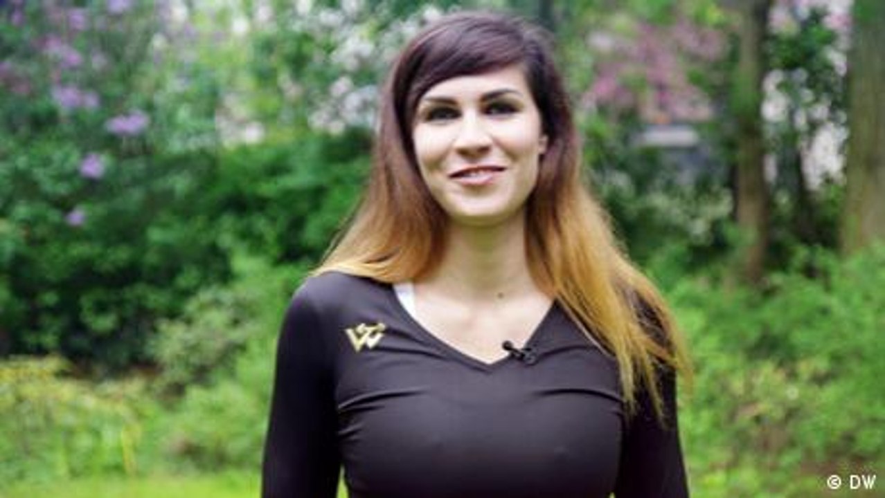 Fitness training - Plank with hip dips