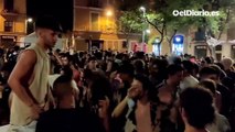 Asistentes a las fiestas de Gràcia, en Barcelona, en la primera noche sin toque de queda