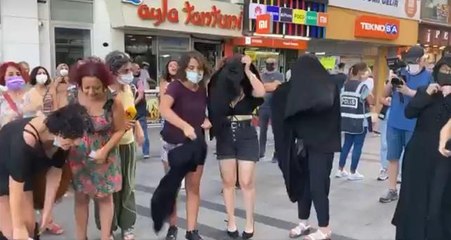 İzmir'de Taliban'ı protesto için toplanan kadınlar giydikleri temsili çarşafları çıkarıp yerlere attı