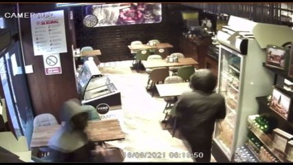 Kendini iki arkadaşına gasp ettirdi