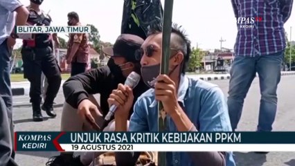 Warga Blitar Gelar Aksi Unjuk Rasa Mengkritik Kebijakan PPKM