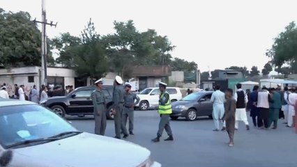 أملا في مغادرة كابل.. أفغان يتجمعون أمام الممثليات الدبلوماسية الأجنبية