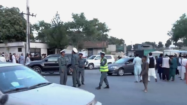 أملا في مغادرة كابل.. أفغان يتجمعون أمام الممثليات الدبلوماسية الأجنبية