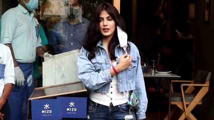 Rhea Chakraborty spotted outside at Restaurant in Mumbai; Watch video | FilmiBeat