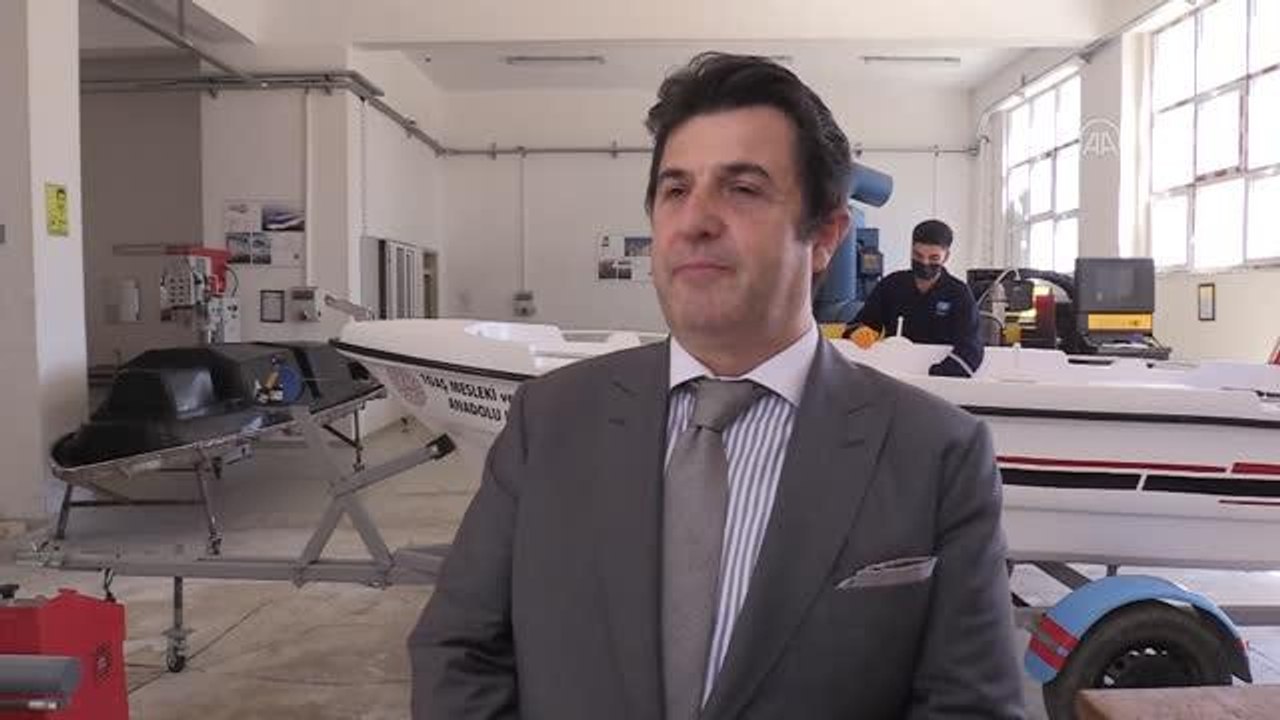 Son dakika... MEB'in Ar-Ge merkezinde meslek liseli öğrencilerin yaptığı tekne suya indirildi