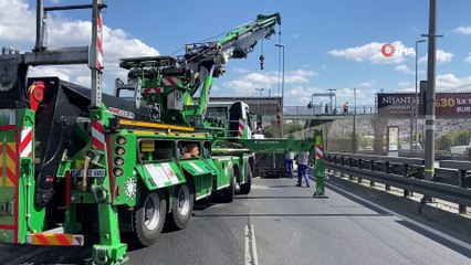 Haliç Köprüsü çıkışında kazaya karışan minibüs yan yattı