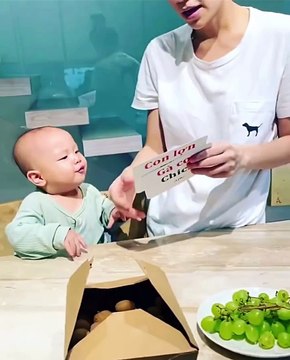 Chắc sau này Lisa phải dạy kèm em Leon quá. Học mà cứ mơ màng nhìn ra cửa sổ cười hoài