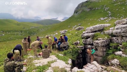 شاهد: انتشال جثة لمستكشف كهوف مفقود من أعمق كهف في العالم بأبخازيا