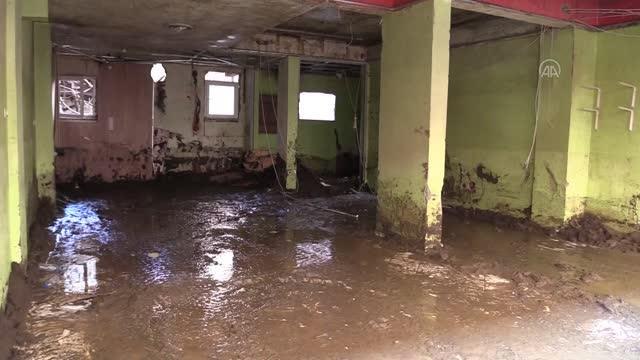 Son dakika gündem: KASTAMONU - Bozkurtlu esnaf Kalafat, sel felaketinden merdivenin demirlerine tutunarak kurtuldu