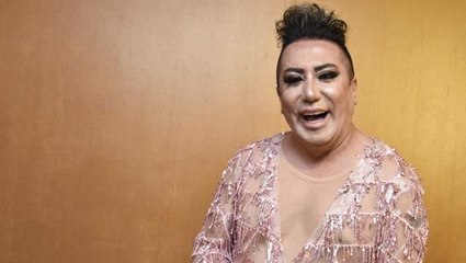 Fenomen Murat Övüç, "Benim neyim eksik" diyerek gelinlik giydi