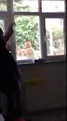 Sağlık çalışanlarına hakaret edip, sopayla saldırdı