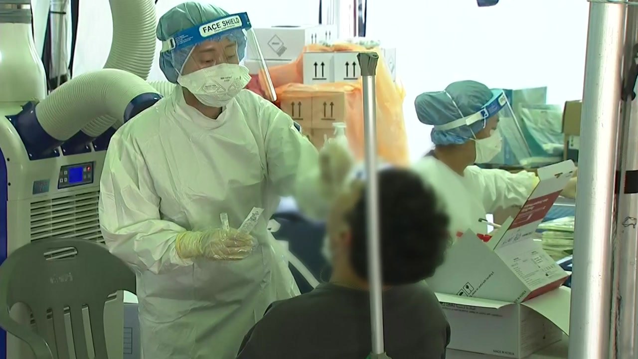 이틀 연속 2천 명대...2천5백 명 지속 땐 의료체계 '빨간불' / YTN