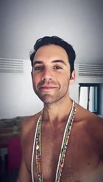 Mika filme les coulisses de ses vacances, torse nu, sur Instagram.