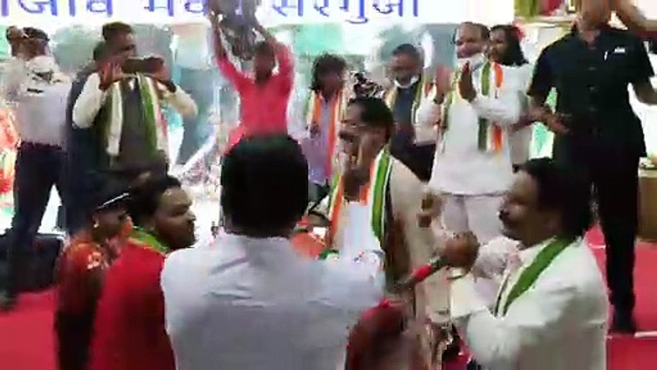 मंच पर मांदर सहित लडख़ड़ाकर गिरे मंत्री अमरजीत, लोक कलाकारों ने उठाया