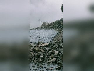 घाटी में भूस्‍खलन, राष्ट्रीय राजमार्ग-58 बाधित, पहाड़ दरकने से गिरीं बड़ी-बड़ी चट्टानें