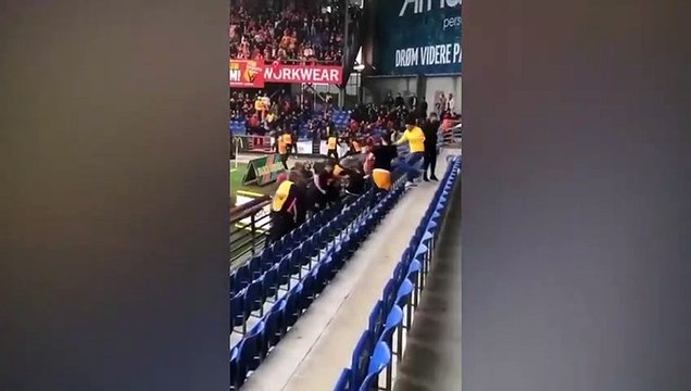 Randers ve Galatasaray taraftarları arasında kavga çıktı; Falcao böyle uzaklaştı