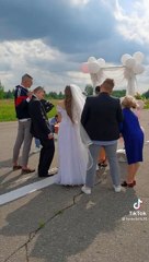 "Estuvo buena la despedida de soltero": Novio llega borracho a su boda; aun así, su novia le da el sí