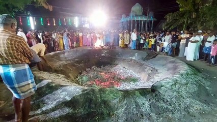 திருப்புவனம் அருகே தீ மிதித்து மொகரம் பண்டிகை கொண்டாடிய இந்துக்கள்!
