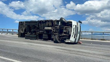 Bursa'da yokuş aşağı ilerleyen kamyon devrildi